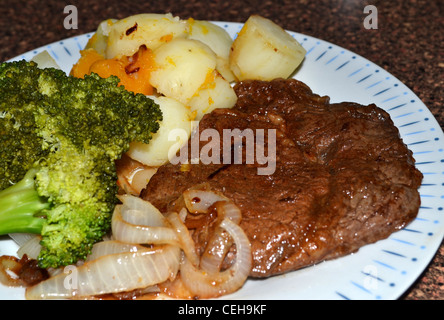 La viande et trois légumes. Steak de faux-filet avec le brocoli, les pommes de terre et le potiron. Banque D'Images