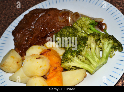 La viande et trois légumes. Steak de faux-filet avec le brocoli, les pommes de terre et le potiron. Banque D'Images