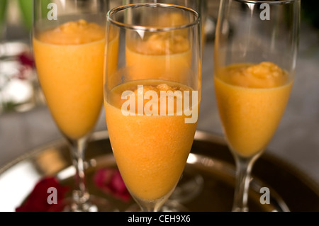 Dans le verre à champagne sorbet orange à un mariage apéritif Banque D'Images