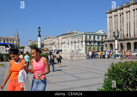 Les enfants locaux à Road dans la vieille ville de La Havane, La Havane, capitale de La Havane, Cuba, Caraïbes Banque D'Images