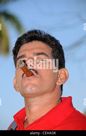 Man enjoying cigare cubain, l'homme fume cigare, La Habana, La Havane, capitale de Cuba, des Caraïbes Banque D'Images