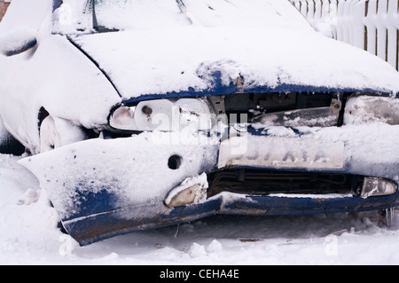 Cabossé endommagé ventilées Location de véhicule après un accident dans la neige Hiver UK Banque D'Images