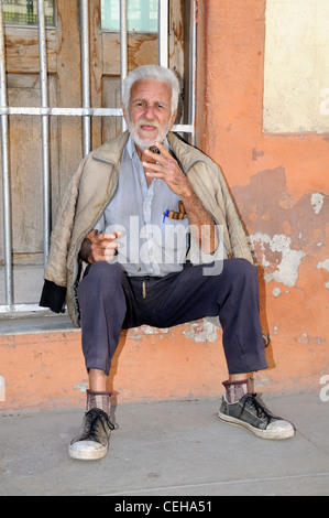 Vieil homme profiter de cigare cubain, l'homme fume cigare, La Habana, La Havane, capitale de Cuba, des Caraïbes Banque D'Images