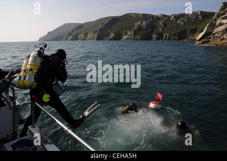 Les plongeurs dans l'eau pour plonger sur la côte est de Lundy, North Devon, UK Banque D'Images