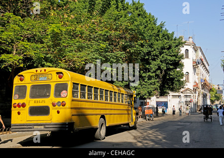 Nous jaune vieux-schoolbus sur Cuba, La Havane, capitale de La Havane, Cuba, Caraïbes Banque D'Images