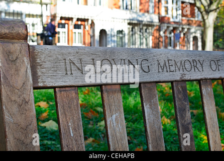 Londres : inscriptions sculptées sur les bancs dans le parc de Londres - Kensington Gardens Banque D'Images