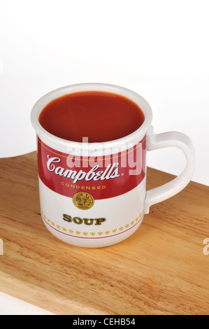 Tasse de Campbell's Tomato Soup dans une tasse de soupe Campbell sur fond blanc aux États-Unis. Banque D'Images