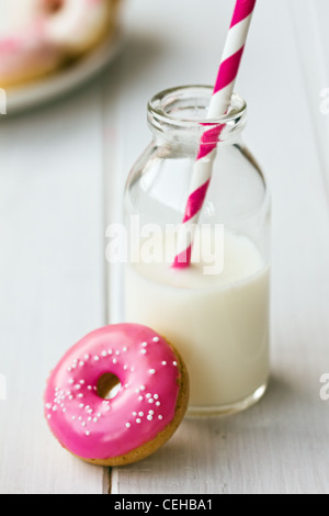 Donut et lait Banque D'Images