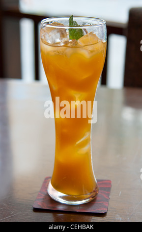 Cocktail, jus de mangue avec des cubes de glace dans un verre Banque D'Images