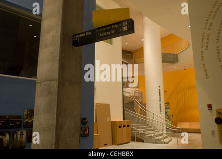 Les pirates mettre un morceau de fromage sur le dessus de l'un des signes du Stata center. Hack Jeux géant au MIT, 2007 Banque D'Images