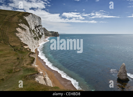 Une vue de la tête de chauve-souris à l'Est le long du sentier du littoral jurassique vers Durdle Door dans le Dorset, UK. Banque D'Images