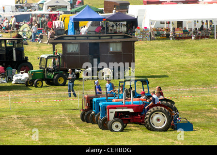 Les tracteurs d'époque sur le défilé à la vapeur en rallye Wiston Park West Sussex. Banque D'Images