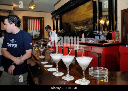 Barman dans un bar cubain Daiquiris mixage El Floridita, La Habana, La Havane, capitale de Cuba, des Caraïbes Banque D'Images