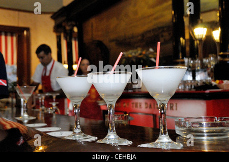 Barman dans un bar cubain Daiquiris mixage El Floridita, La Habana, La Havane, capitale de Cuba, des Caraïbes Banque D'Images