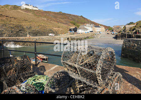 Pots de homard sur le mur du port dans le pittoresque village de pêche sur la côte sud de Cornouailles, Mullion Cove, Cornwall, Angleterre, Royaume-Uni, Grande-Bretagne Banque D'Images