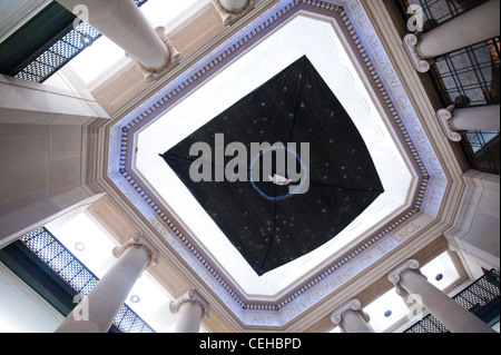 Des pirates informatiques ont transformé le plafond du lobby 7 du MIT en un trou noir géant le 12/5/09, avec un vaisseau spatial du CERN émietté dans le centre (en référence au projet de Grand collisionneur de hadrons). Banque D'Images