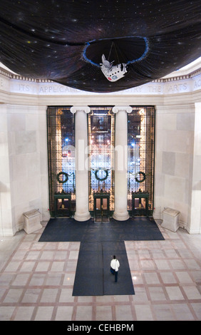 Des pirates informatiques ont transformé le plafond du lobby 7 du MIT en un trou noir géant le 12/5/09, avec un vaisseau spatial du CERN émietté dans le centre (en référence au projet de Grand collisionneur de hadrons). Banque D'Images