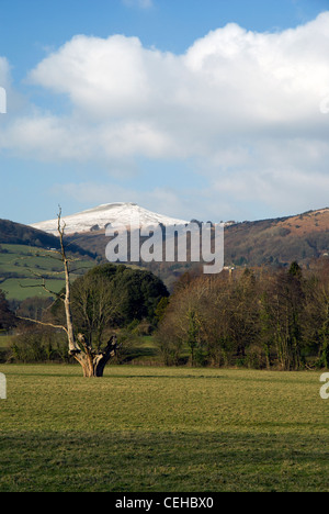 Sugarloaf Mountain dans la neige couverte de outre la rivière Usk Black Lion guest house près de Monmouth au Pays de Galles uk abergavenny Banque D'Images