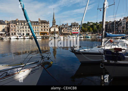 Vue sur le port de Honfleur en direction de St Catherine's Church, Normandie, France Banque D'Images