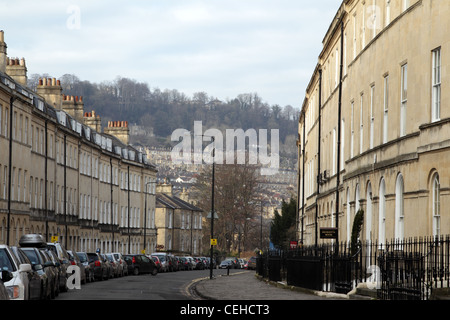 Rue incurvée à Bath City montrant des rangées de maisons géorgiennes Banque D'Images