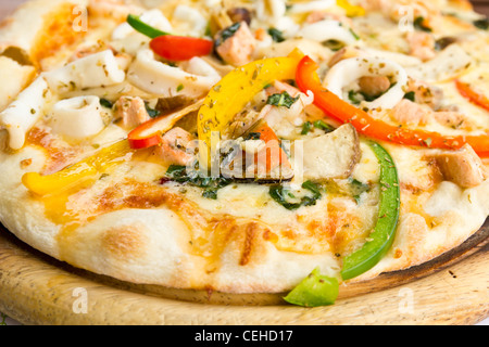 Délicieuse pizza aux fruits de mer Gros plan sur support en bois Banque D'Images