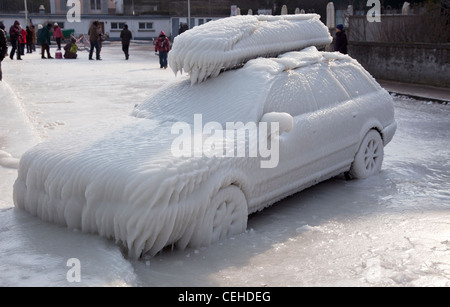 Une voiture coincée dans la glace Banque D'Images