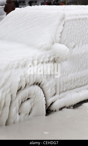 Une voiture coincée dans la glace Banque D'Images