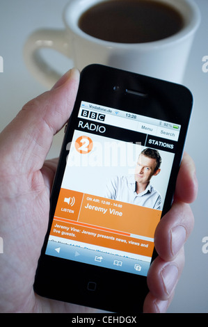 L'écoute de la BBC Radio 2 en streaming sur un iPhone 4G smart phone Banque D'Images