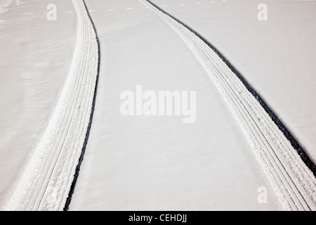 Des traces de pneus sur une route de montagne couverte de neige près de Monarch Pass, Chaffee Comté, Colorado, USA Banque D'Images