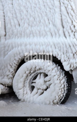 Une voiture coincée dans la glace Banque D'Images