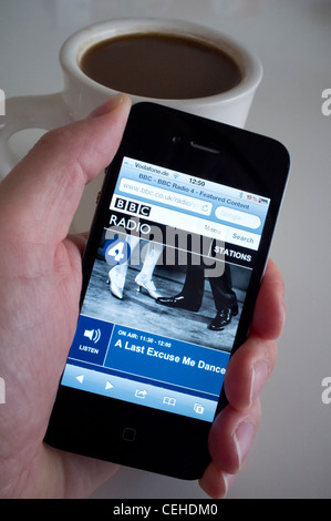 L'écoute de la BBC Radio 4 en streaming en ligne sur un iPhone 4G smart phone Banque D'Images