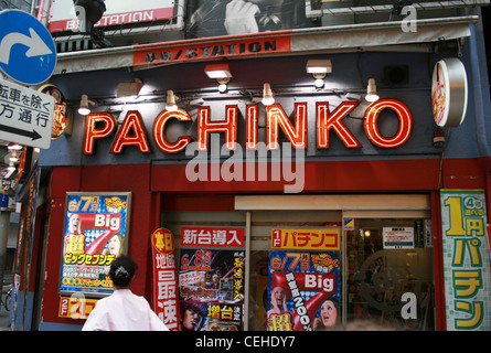 Salon de pachinko devanture à Tokyo, Japon. Banque D'Images