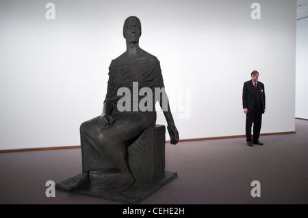 L'art moderne sculpture à Neue Nationalgalerie ou nouvelle Galerie nationale de Berlin Allemagne Banque D'Images