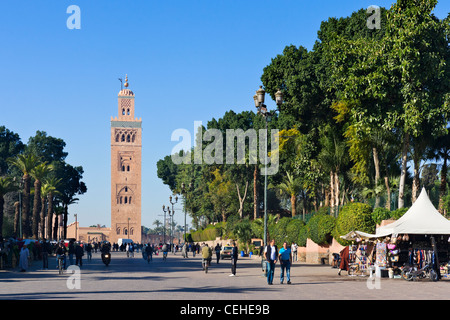 Le minaret de la mosquée de Koutoubia à partir de la Place Foucauld conduisant à la place Djemaa el Fna, Marrakech, Maroc, Afrique du Nord Banque D'Images