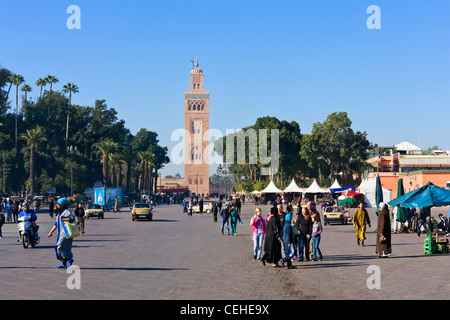 Le minaret de la mosquée de Koutoubia à partir de la place Djemaa el Fna, Marrakech, Maroc, Afrique du Nord Banque D'Images