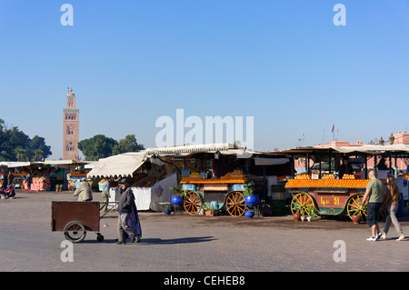 Étals de vente de jus d'orange dans la place Djemaa el Fna, Marrakech, Maroc, Afrique du Nord Banque D'Images