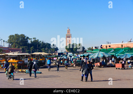 Le minaret de la mosquée de Koutoubia à partir de la place Djemaa el Fna, Marrakech, Maroc, Afrique du Nord Banque D'Images