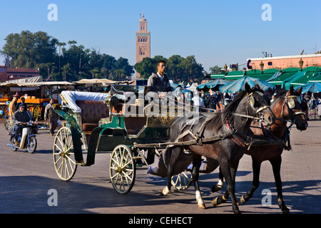 En Caleche sqare Djemaa el Fna avec le minaret de la Koutoubia, Marrakech, Maroc, Afrique du Nord Banque D'Images