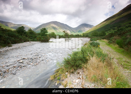 Lingmell Beck à la tête dans la direction Wasdale Lake District National Park Banque D'Images