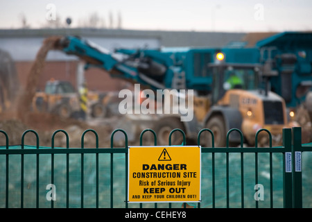 Danger chantier de travail de l'usine signe avec derrière elle. Banque D'Images