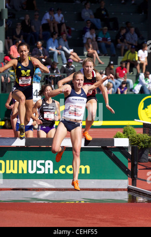 3000m steeple femmes à Hayward field Eugene Oregon image prise à partir de la foule à l'USATF 2011 ressortissants Hayward Field Eugene Oregon Banque D'Images