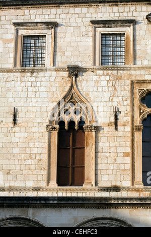 Le palais Sponza montrant le détail des fenêtres de style gothique vénitien la Dalmatie Dubrovnik Banque D'Images