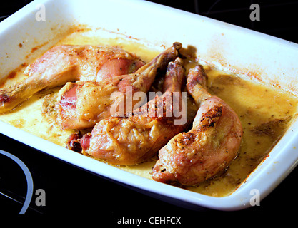 Faire cuire les cuisses de poulet. Banque D'Images