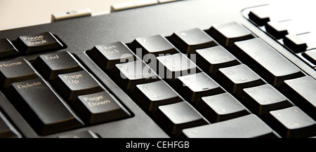 Détail de clavier noir avec des lettres blanches. Banque D'Images