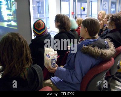 Pour commenter ce qu'ils considéraient comme la nature banale du film d'art qui joue sur le mur d'essai des médias du MIT, un groupe d'étudiants a sorti des chaises et du pop-corn vers midi le 11/25/08 et a joué le rôle d'un public de cinéma grand public qui a été présenté le film d'art au lieu de la nourriture plus conventionnelle. Banque D'Images