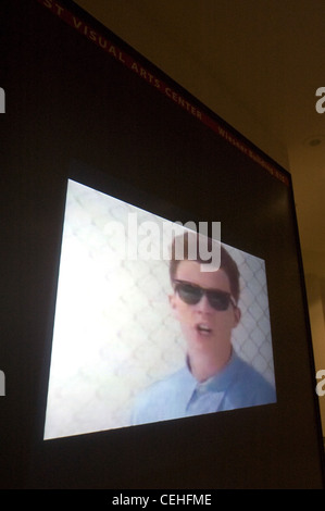 Pour le Campus Preview Weekend 2008 du MIT, des pirates informatiques ont modifié le List Visual Arts Center Media Test Wall pour qu'il joue la vidéo musicale de Rick Astley 1987 et ne vous donne jamais après quatre répétitions du film d'art-maison habituel. Banque D'Images