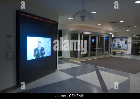 Pour le Campus Preview Weekend 2008 du MIT, des pirates informatiques ont modifié le List Visual Arts Center Media Test Wall pour qu'il joue la vidéo musicale de Rick Astley 1987 et ne vous donne jamais après quatre répétitions du film d'art-maison habituel. Banque D'Images