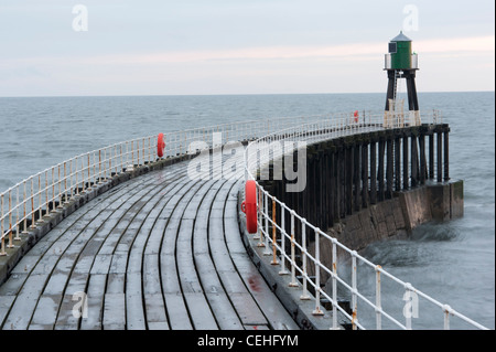 West Pier à Whitby, dans la lumière d'hiver tôt le matin Banque D'Images