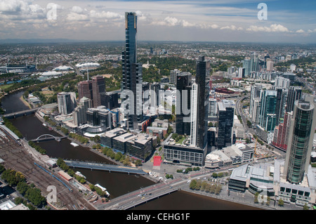 Vue aérienne de la Rialto Tower, Melbourne, Southbank et de l'Eureka Tower avec les lieux d'un événement sportif d'au-delà. Banque D'Images