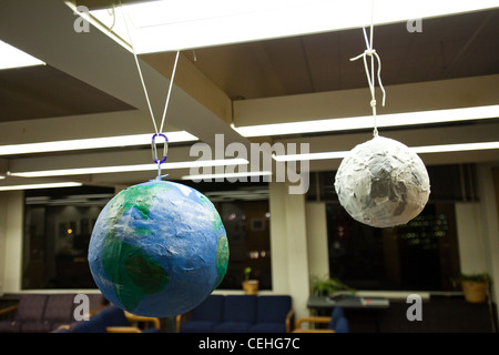 Célébrant le 400e anniversaire du Sidereus Nuncius, les premières observations de Galileo par un télescope, le 3/16/10 hackers ont installé des planètes et une plaque d'exposition dans le bâtiment vert (bâtiment 54, Sciences de la Terre, de l'atmosphère et de la Terre), une ceinture d'astéroïdes au 8ème étage, et la lune et la Terre au 9ème. Banque D'Images